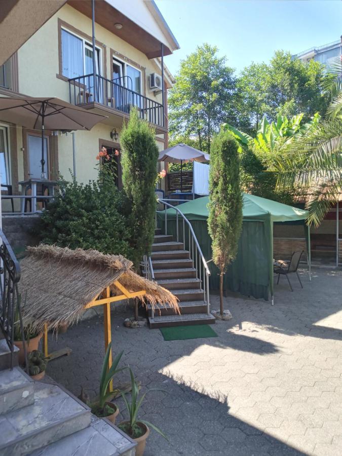 Guest House Nino Makhinjauri Buitenkant foto